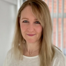 Clare Bullen)